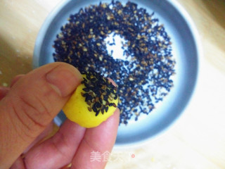 老少皆宜之蛋黄芝麻饼的做法步骤：3