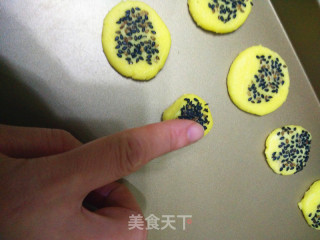 老少皆宜之蛋黄芝麻饼的做法步骤：4
