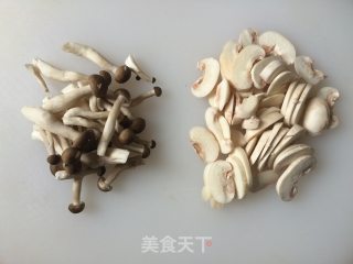 鲜虾菌菇汤的做法步骤：2