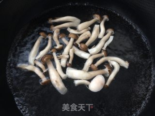 鲜虾菌菇汤的做法步骤：3