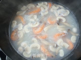 鲜虾菌菇汤的做法步骤：6