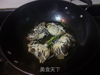 葱姜水煮大闸蟹的做法步骤：4