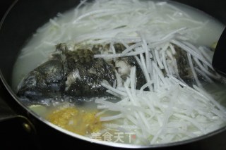 萝卜丝鲫鱼汤的做法步骤：7