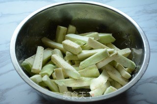 鱼香茄子的做法步骤：2
