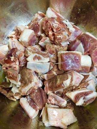 羊肉火锅的做法步骤：1