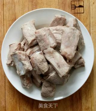 土豆炖排骨的做法步骤：1