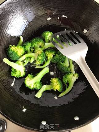 清炒蒜蓉西兰花的做法步骤：5