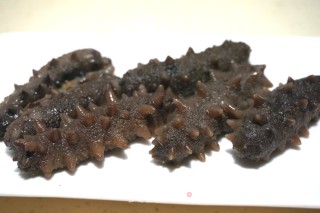 葱烧海参的做法步骤：1