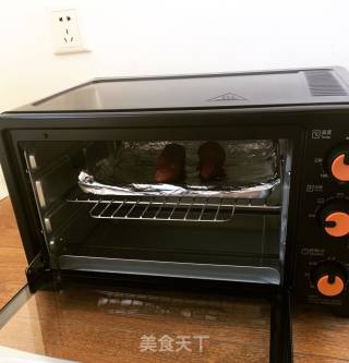 烤箱烤地瓜 流糖的那种哦的做法步骤：2