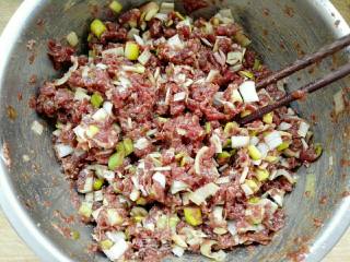 家中版门丁肉饼的做法步骤：1