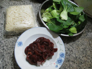青菜牛柳炒乌冬面的做法步骤：1
