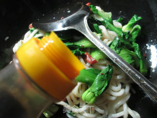 青菜牛柳炒乌冬面的做法步骤：6