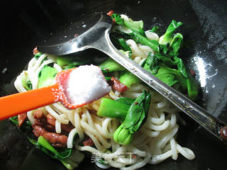 青菜牛柳炒乌冬面的做法步骤：7