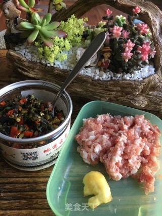 韭菜花干巴菌炒肉的做法步骤：3