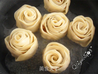 浪漫玫瑰花煎饺的做法步骤：8