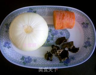 胡萝卜木耳炒洋葱的做法步骤：1