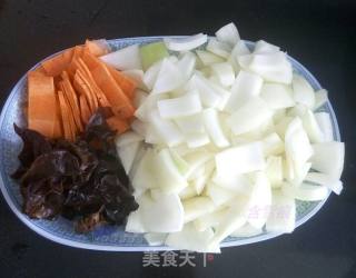 胡萝卜木耳炒洋葱的做法步骤：2