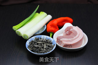 防雾霾，木耳炒五花肉的做法步骤：1