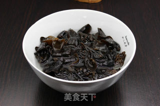 防雾霾，木耳炒五花肉的做法步骤：2