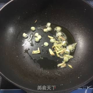 木耳藕片炒肉的做法步骤：1