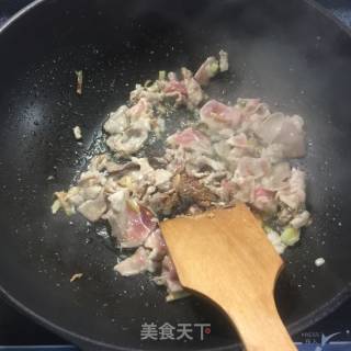 木耳藕片炒肉的做法步骤：2