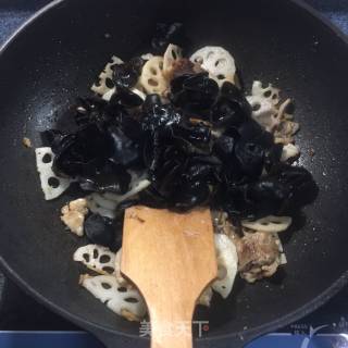 木耳藕片炒肉的做法步骤：4