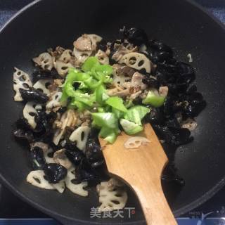 木耳藕片炒肉的做法步骤：5