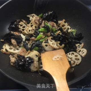 木耳藕片炒肉的做法步骤：6