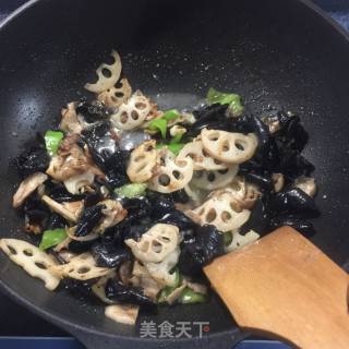 木耳藕片炒肉的做法步骤：7