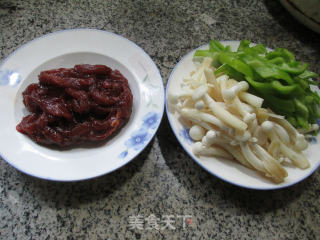 尖椒白玉菇炒牛柳的做法步骤：1