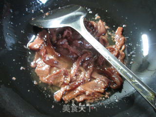 尖椒白玉菇炒牛柳的做法步骤：2