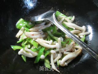 尖椒白玉菇炒牛柳的做法步骤：3