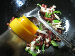 尖椒白玉菇炒牛柳的做法步骤：5