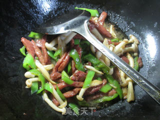 尖椒白玉菇炒牛柳的做法步骤：7