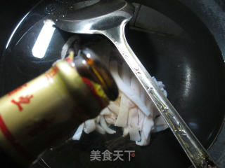 海带丝炒鱿鱼的做法步骤：2