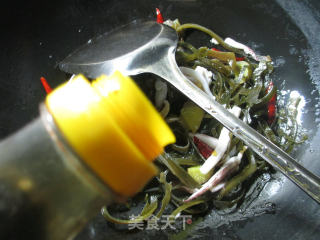 海带丝炒鱿鱼的做法步骤：7