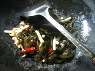 海带丝炒鱿鱼的做法步骤：9