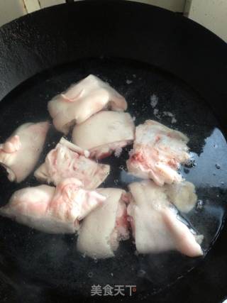 清炖猪蹄黄豆汤的做法步骤：1
