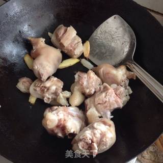 清炖猪蹄黄豆汤的做法步骤：2