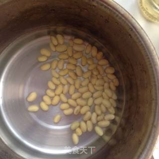 清炖猪蹄黄豆汤的做法步骤：3