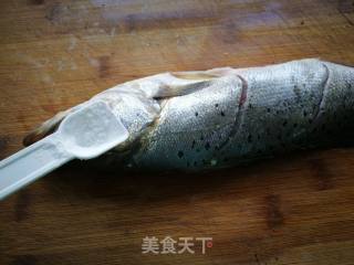 清蒸海鲈鱼的做法步骤：1