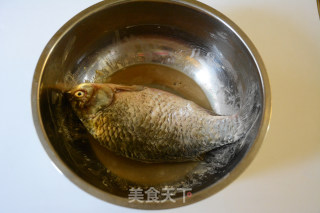 糖醋鲫鱼的做法步骤：1
