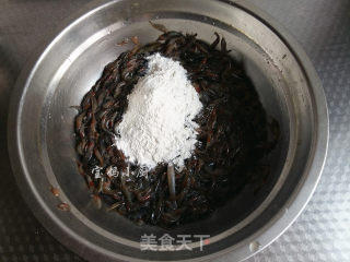油炸小河虾的做法步骤：3