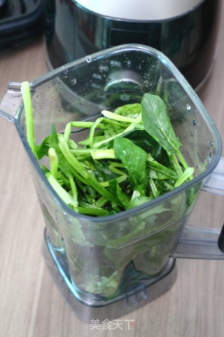 菠菜汁手擀面的做法步骤：1