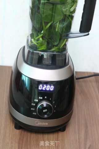 菠菜汁手擀面的做法步骤：2