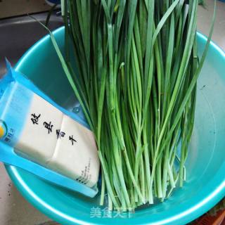 韭菜香干瘦肉饺子的做法步骤：1
