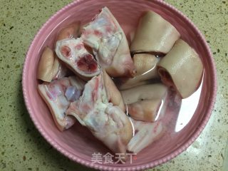 卤猪蹄的做法步骤：1