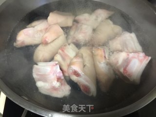 卤猪蹄的做法步骤：2
