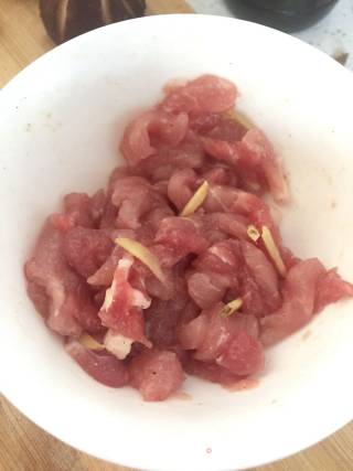 香菇瘦肉粥简单做的做法步骤：1