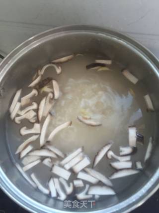 香菇瘦肉粥简单做的做法步骤：3